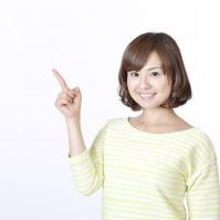人差指を立てる女性